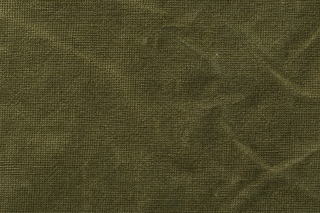 Nahaufnahme von olivgrünem gewachstem Baumwoll-Canvas mit wachsartiger Oberfläche