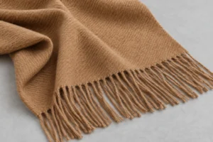 Cachemire tissé et mélanges cachemire : extrémité d’écharpe en cachemire camel avec des franges torsadées