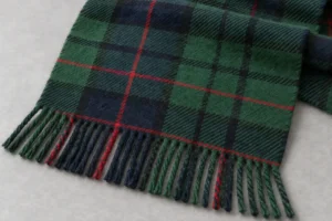 Gewebte Wolle und Merinowolle (Karos und Tartans): Ende eines Wollschals mit Tartanmuster und gedrehten Fransen